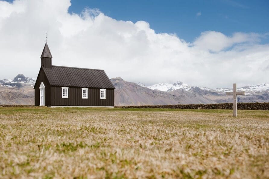 A Guide to Iceland’s Most Beautiful and Scenic Glacial Formations