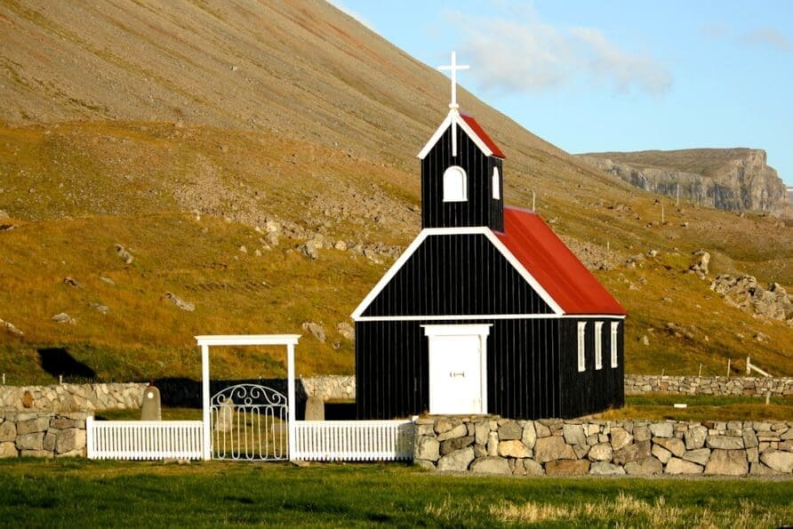 What to Pack for a Trip to Iceland: A Seasonal Guide